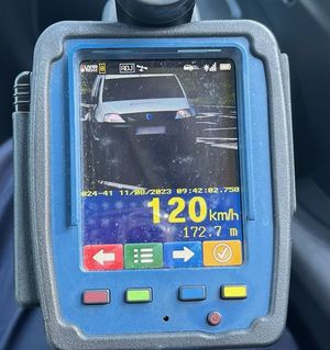 Policyjny wideorejestrator wskazujący prędkość.