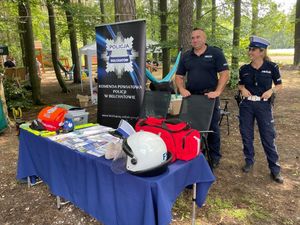 stoiska policyjne na pikniku organizowanym przez funkcjonariuszy straży leśnej.