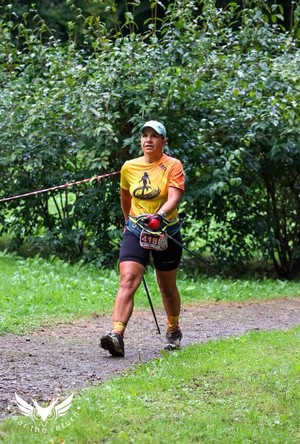 Policjantka w trakcie zawodów Nordic Walking