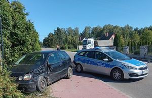 Na zdjęciu radiowóz oraz auto biorące udział w pościgu.