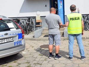 Na zdjęciu policjant z zatrzymanym.