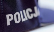 napis policja na czapce policyjnej.