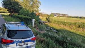 radiowóz policyjny w miejscu dachowania pojazdu do rowu.