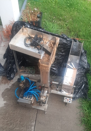 miejsce ujawnienia kontrabandy, na zdjęciu widoczna posesja, nielegalnym towar tytoniowy.