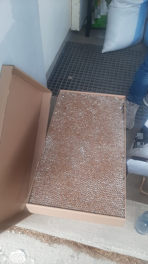 miejsce ujawnienia kontrabandy, na zdjęciu widoczna posesja oraz nielegalny towar tytoniowy.