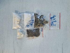 Na zdjęciu zabezpieczone przez Policję narkotyki w saszetkach z zapięciem strunowym.