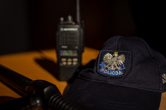 Radio, czapka policyjna i pałka typu tonfa.
