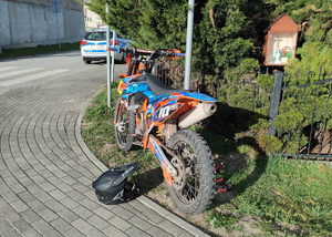 Motocykl, w tle radiowóz.