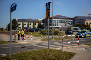 Policjanci sprawdzają oznakowanie oraz infrastrukturę przejścia dla pieszych w okolicy szkoły.