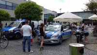 Policjanci z PP w Kleszczowie na pikniku z okazji Dnia Dziecka, który odbył się 2 czerwca 2019 roku w Solparku w Kleszczowie. Policjanci podczas pikniku pokazują radiowóz policyjny , motocykl, prezentują wyszkolenie psa służbowego oraz  znakują rowery i promują zawód policjanta.