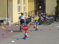 dziewczynka zdaje egzamin na karte rowerowa