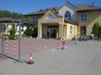 miasteczko ruchu drogowego na placu przed szkola w Klukach