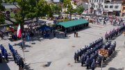 fotografia z góry pokazuje widok Placu Narutowicza na którym znajdują sie policjanci i zaproszeni goście