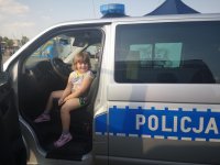 dziewczynka w radiowozie policyjnym