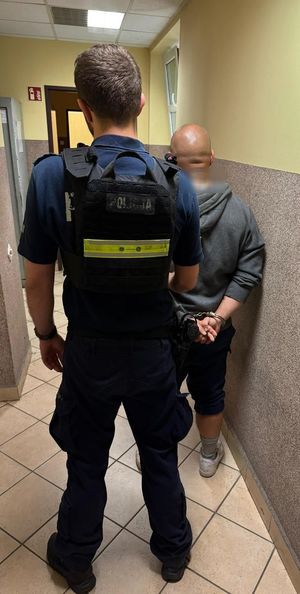 Policjant z zatrzymanym.