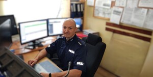 Komisarz Rafał Myszyński w umundurowaniu służbowym.