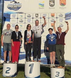 Komendant Powiatowy Policji w Brzezinach na podium.