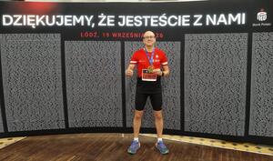 Brzeziński Policjant z medalem Półmaratonu Łódzkiego.