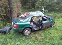 Miejsce zdarzenia drogowego w Dominikowicach. Wrak zielonego audi A4 rozbitego na drzewie.
