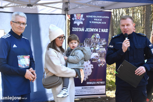 Wspólne zdjęcia podczas biegu, wręczanie medali, wspólna rozgrzewka.