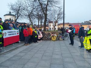 Rajd rowerowy, Komendant przemawia do uczestników, wspólne zdjęcie przed komendą.