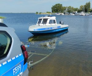 Wodowanie łódki na zbiorniku wodnym.
