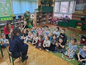 Policjantki podczas spotkania z przedszkolakami.