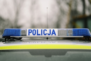 Dach radiowozu z napisem Policja.