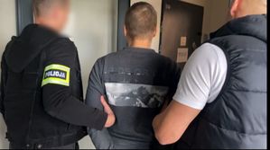 Policjanci z zatrzymanym mężczyzną.