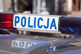 Napis Policja na dachu radiowozu.
