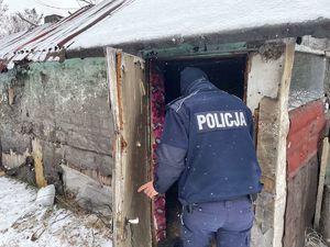 Policjant kontrolujący pustostany.