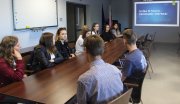 Licealiści znajdują się na sali konferencyjnej w KPP w Poddębicach. Oglądają prezentację multimedialną dotycząca promocji zawodu policjanta.