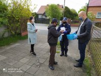 Wręczanie ulotki i maseczki na terenie Gminy Zduńska Wola