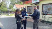 Wręczanie ulotki i maseczki na terenie Gminy Zduńska Wola