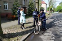 Wręczanie ulotki i maseczki na terenie oś Karsznice w Zduńskiej Woli