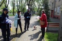 Wręczanie ulotki i maseczki na terenie oś Karsznice w Zduńskiej Woli