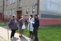 Wręczanie ulotki i maseczki na terenie oś Karsznice w Zduńskiej Woli