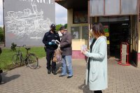 Wręczanie ulotki i maseczki na terenie oś Karsznice w Zduńskiej Woli