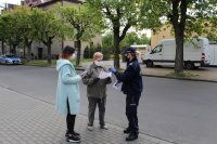 Wręczanie ulotki i maseczki na terenie oś Karsznice w Zduńskiej Woli