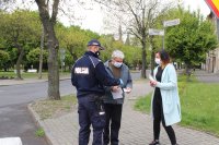 Wręczanie ulotki i maseczki na terenie oś Karsznice w Zduńskiej Woli