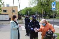 Wręczanie ulotki i maseczki na terenie oś Karsznice w Zduńskiej Woli