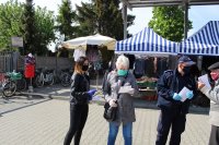 Wręczanie ulotki na Targowisku przy ul. Mickiewicza w Zduńskiej Woli