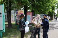 Wręczanie ulotki i maseczki ochronnej na ul. Łaskiej w Zduńskiej Woli