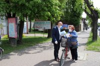 Wręczanie ulotki i maseczki ochronnej na ul. Łaskiej w Zduńskiej Woli