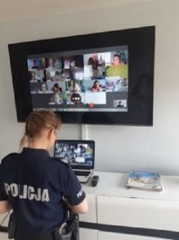 Policjantka prowadząca video rozmowę z dziećmi