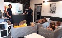 Policjanci pokazują dzieciom film edukacyjny.