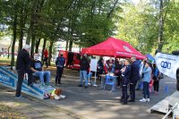 Uczestnicy pikniku przy symulatorze zdarzeniowym
