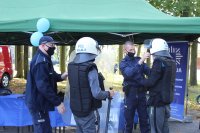 policjanci pokazujący uczestnikom stój szturmowy policji