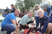 organizatorzy wraz z Mają i jej mamą wśród zebranych nakrętek