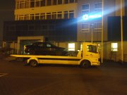 Parking przed KPP Zduńska Wola. Na lawecie koloru żółtego znajduje się Audi, którym sprawca uciekał przed policjantami.